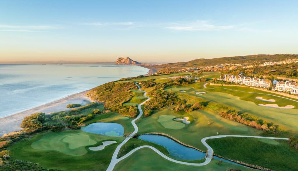 Vista panorámica desde el campo Links de La Hacienda, mostrando el paisaje natural, el mar Mediterráneo y el diseño del campo de golf, con una vista impresionante hacia la costa y las villas cercanas.
